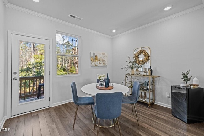 Building Photo - Beautiful Townhome!
