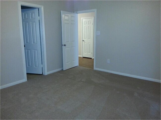 Building Photo - 2255 Braeswood Park Dr
