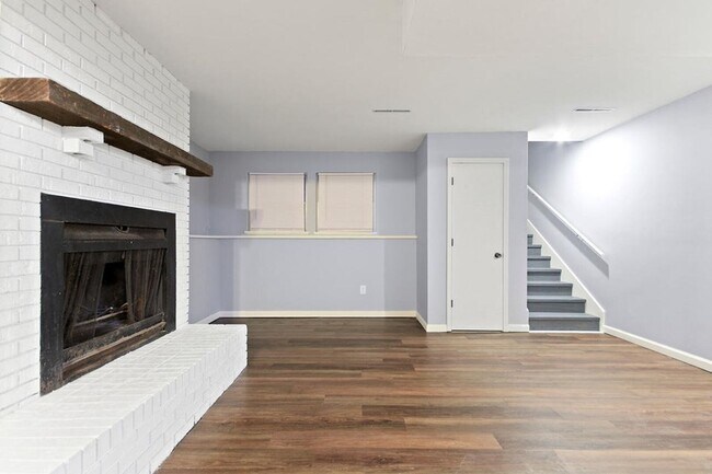 Building Photo - 3201 Elm Grove Dr