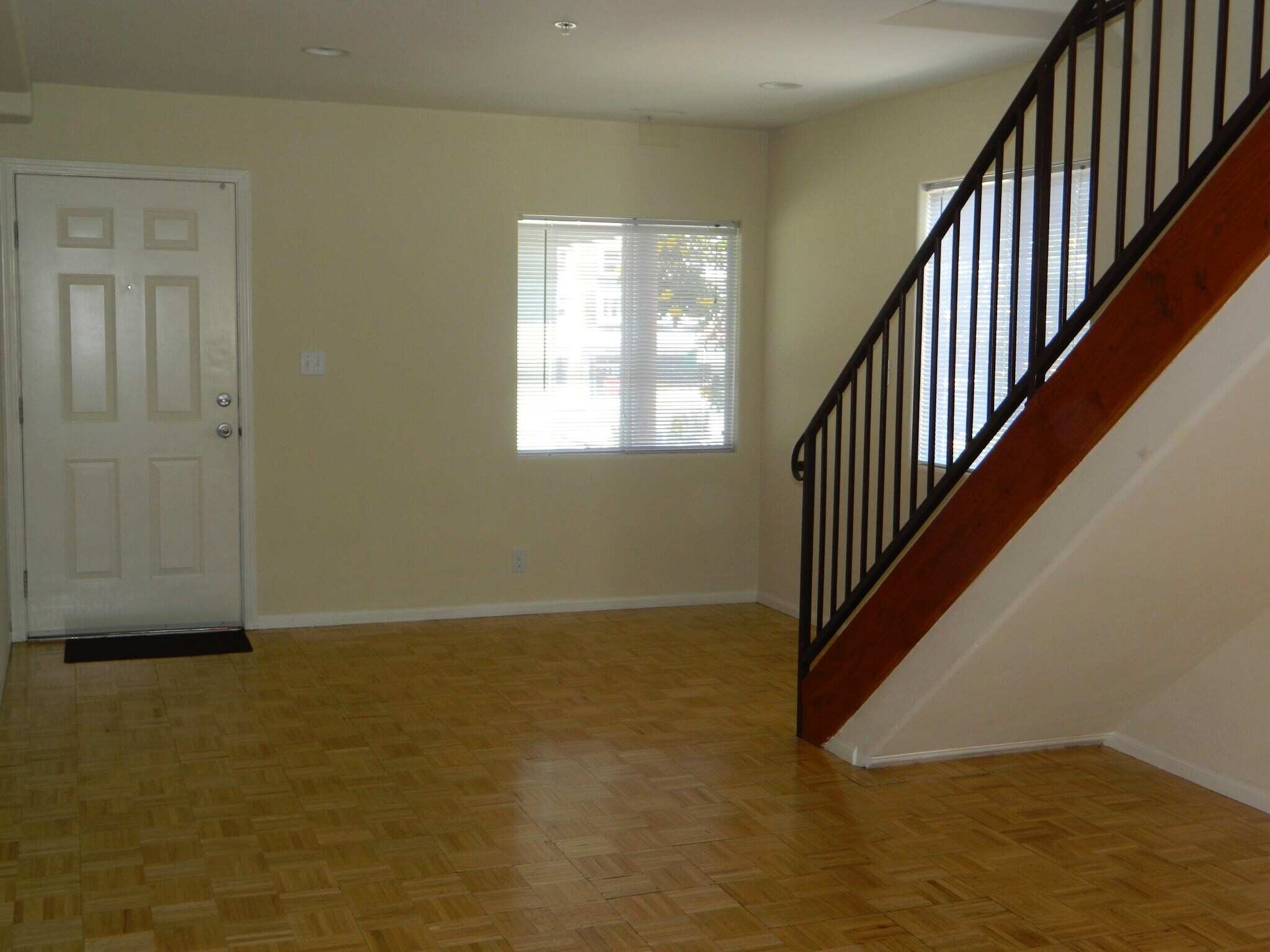Building Photo - 6136 Eleanor Ave