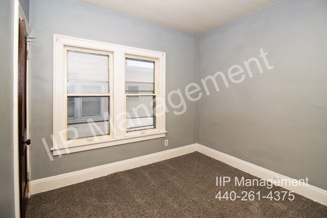 Building Photo - Charming Down Unit in Garfield Heights – A...