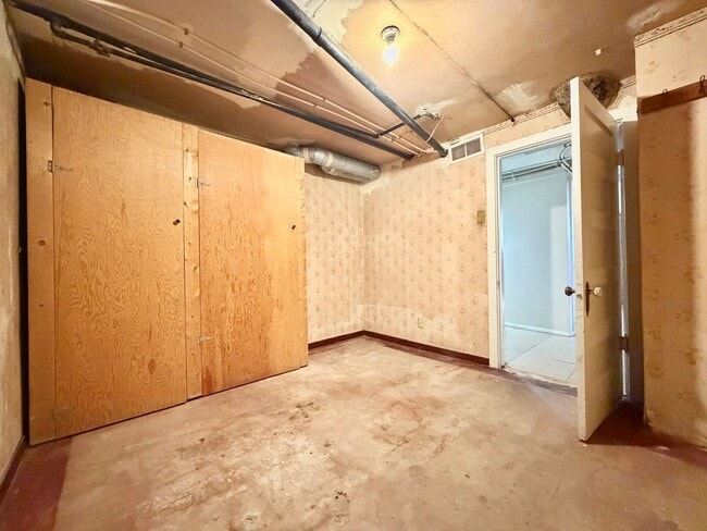 Building Photo - Inviting Holladay Home with Large Yard, Carport & Extra Parking