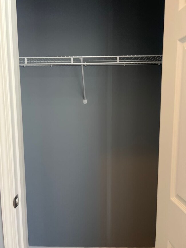 Building Photo - Great location! Close to Everything!