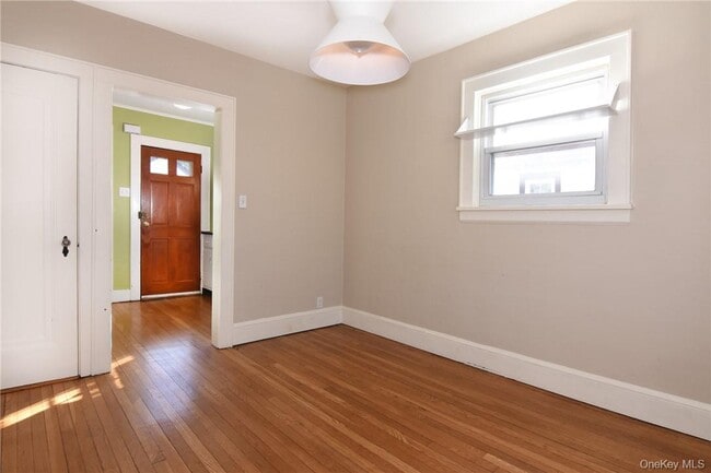 Building Photo - 27 Maple St