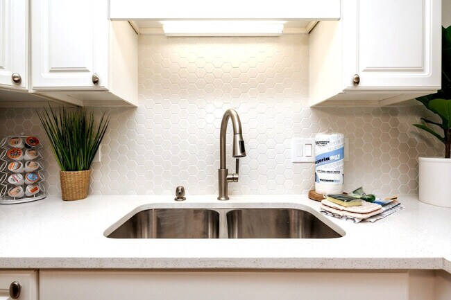 Building Photo - 4000 Gulf Terrace Dr