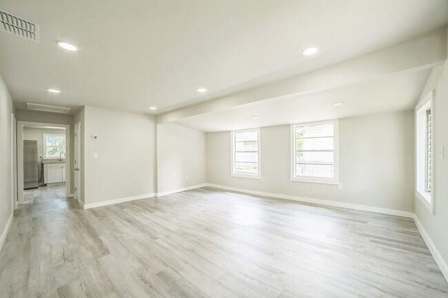 Building Photo - 3823 Ave R NW