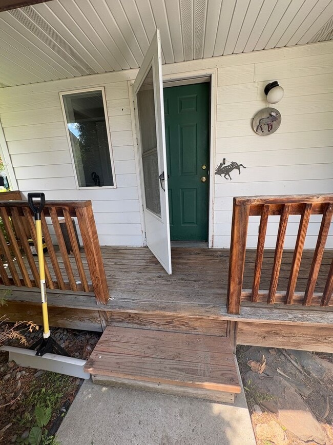 Building Photo - Classic 3 Bedroom 2 Bath Home with Attache...