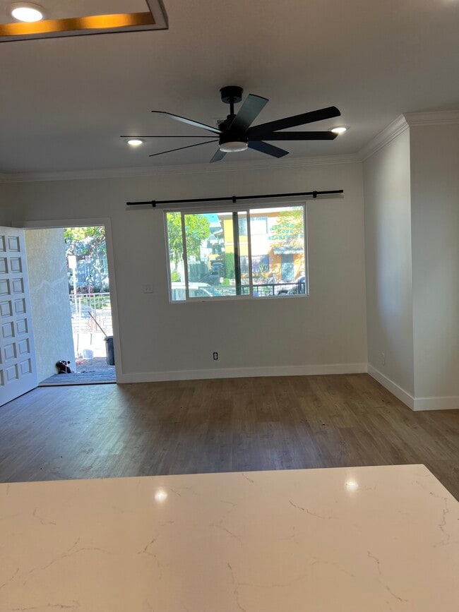 Building Photo - 951 N Oxford Ave