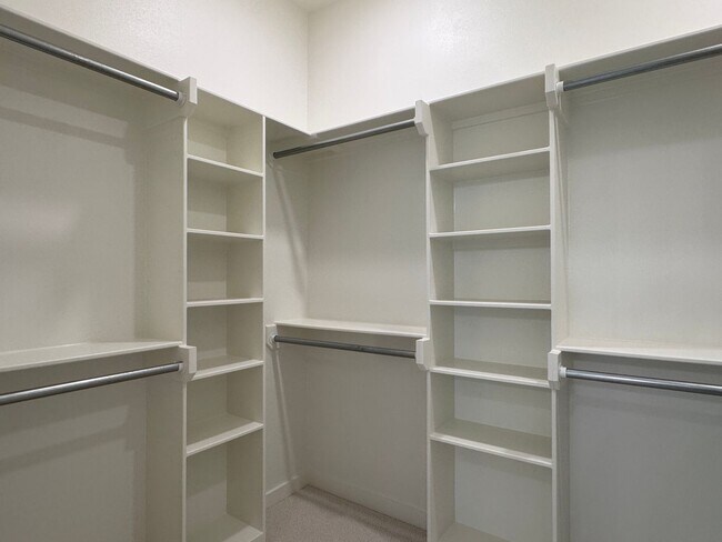 Building Photo - 9248 Villas Ct