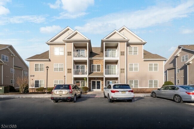 Building Photo - 2 Park Dr