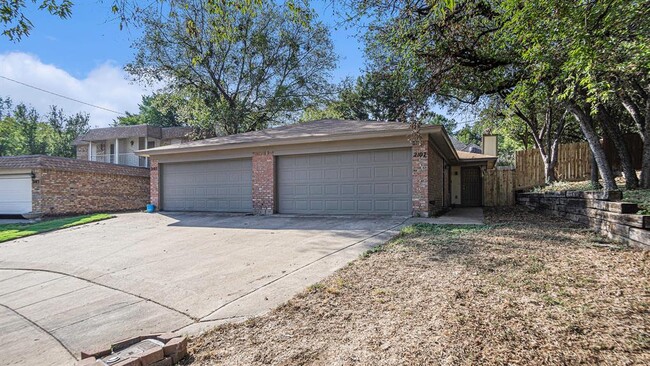 Building Photo - 2107 Mistletoe Ave