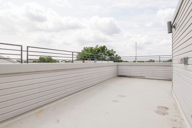 Building Photo - 1825 N Bouvier St