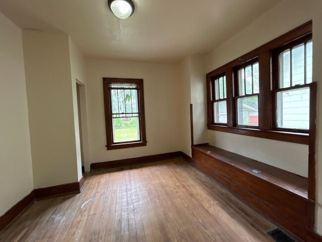Building Photo - 1714 Roys Ave