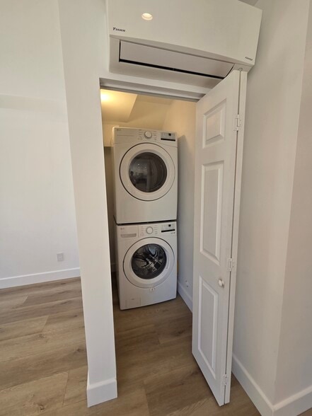 Building Photo - 854 S Sycamore Ave