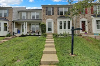 Building Photo - Spacious 4BR Home on Cul-de-Sac with Finis...