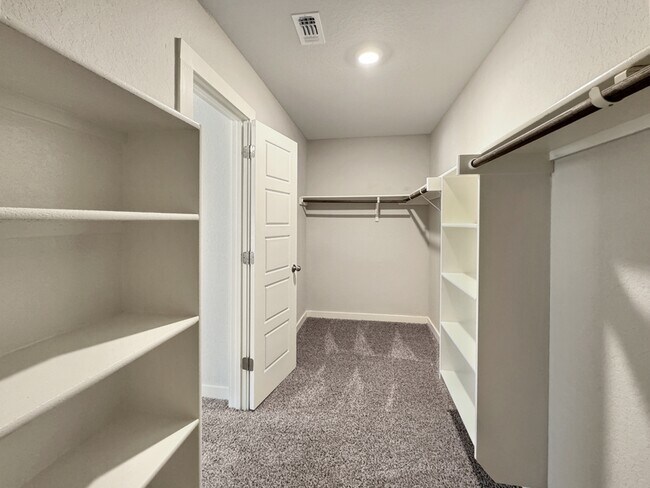 Building Photo - 736 Ft Leonard