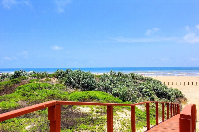 Building Photo - 704 Island Retreat Ct