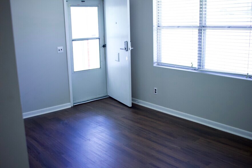 Building Photo - 567 Lovedale Dr
