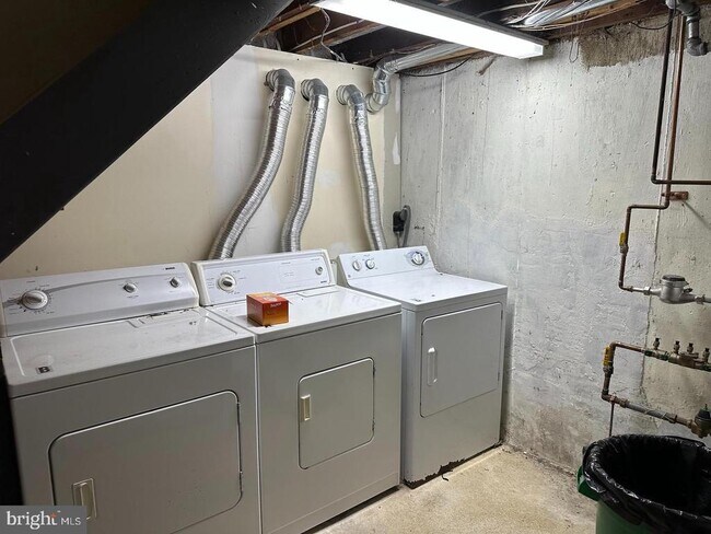 Building Photo - 433 W Jefferson St