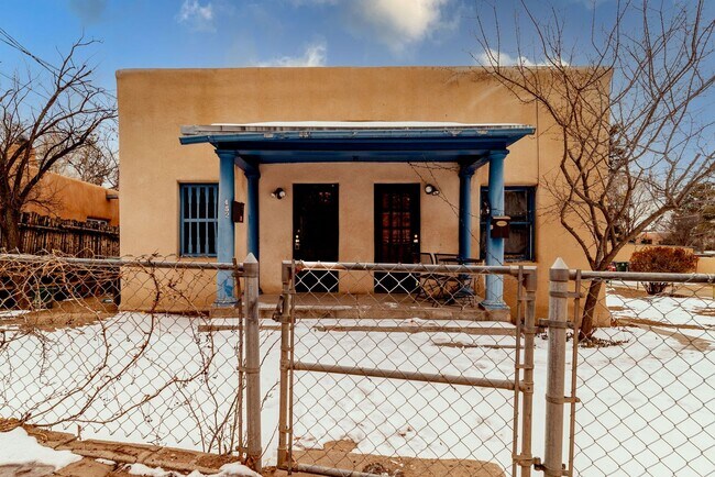 Building Photo - Acequia Madre -452