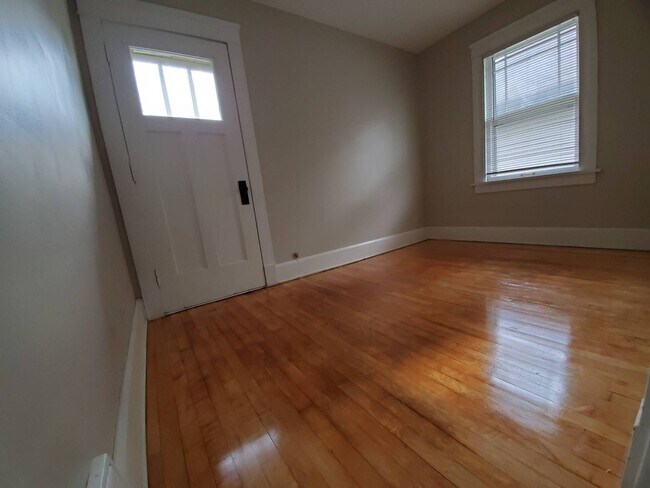Building Photo - Immaculate 4 Bedroom Single Family with Central AC and Detached Garage, parking lane, and Large B...