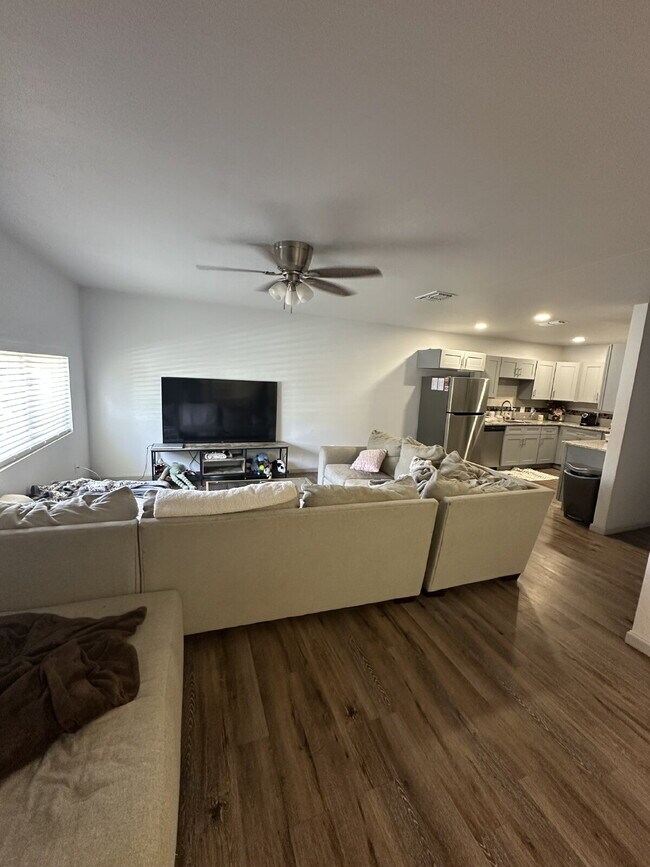 Building Photo - Modern 3/2!