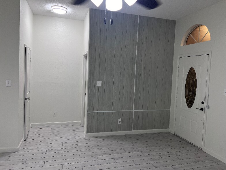 Building Photo - 2066 Vista Dr