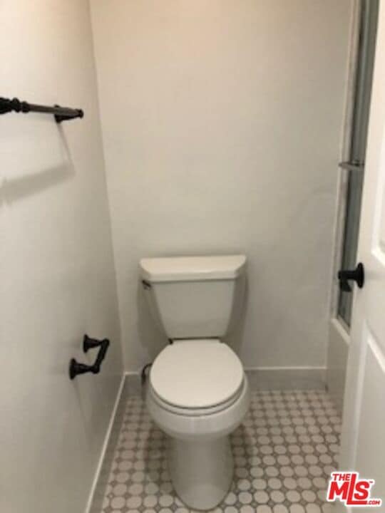 Building Photo - 622 S Barrington Ave