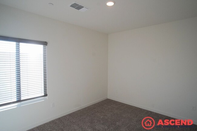 Building Photo - 3 Bedroom Home off Coffee Rd and 7th Stand...