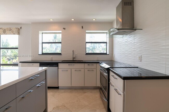 Building Photo - 76 Isle of Venice Dr