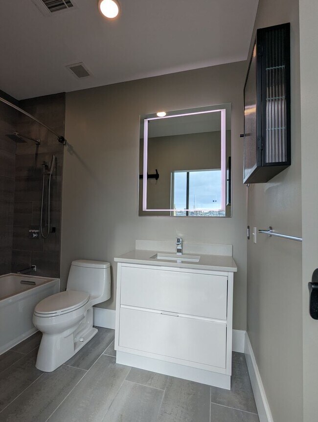 Building Photo - 1 Bedroom 1 Bathroom Condo in Downtown Pittsburgh