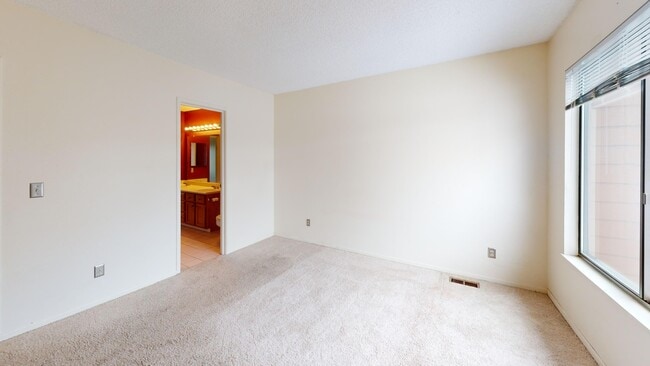 Building Photo - 449 S Wright St