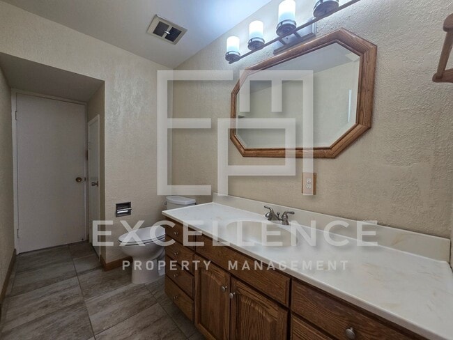 Building Photo - 3087SF 2 Story 5/2.5 House - Community Cabana, Pets Ok, 3 Fireplaces, Beautiful Updated Kitchen