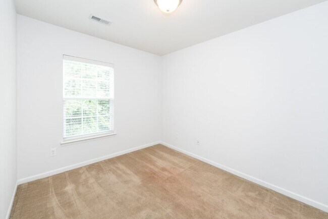Building Photo - Beautiful 3BD/2.5BA Townhome in the Lions ...