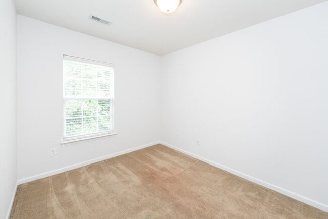 Building Photo - Beautiful 3BD/2.5BA Townhome in the Lions Gate Community!