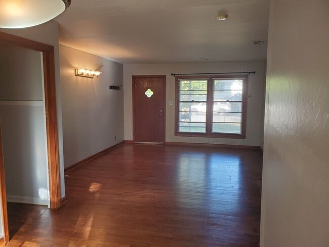 Building Photo - Nice 2 bedroom very near College Hill park
