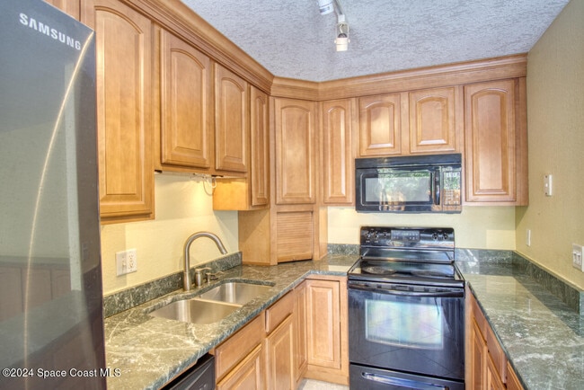 Building Photo - 2014 Vista Oaks Cir NE