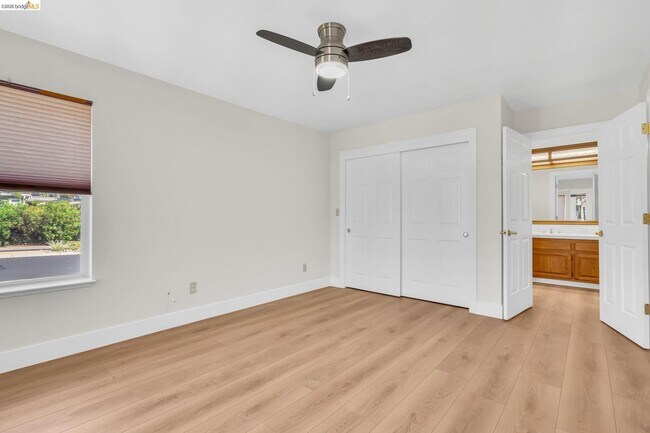 Building Photo - 5650 Edgeview Dr