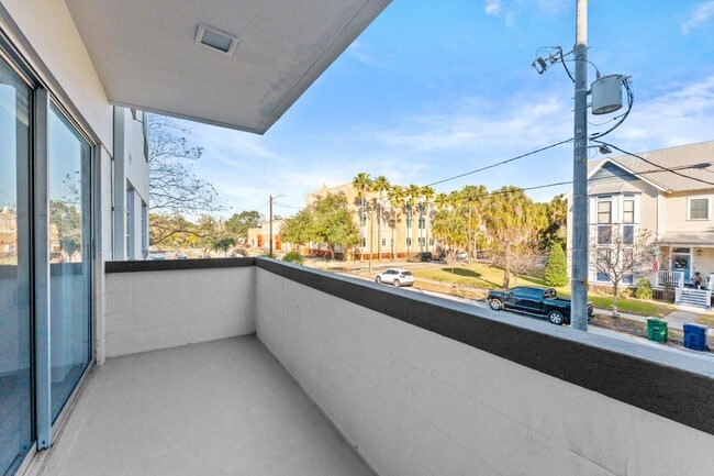 Building Photo - 406 W Azeele St