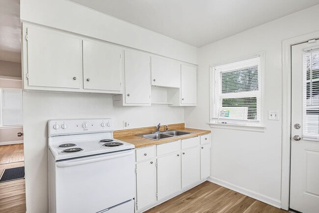 Building Photo - Newly Renovated - 3 Bed, 1.5 Bath Single-Family Home w/ Garage!!