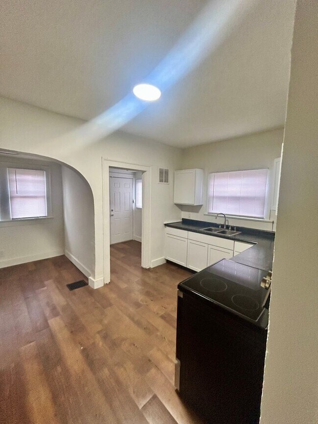 Building Photo - 2922-2924 Ruckle Street