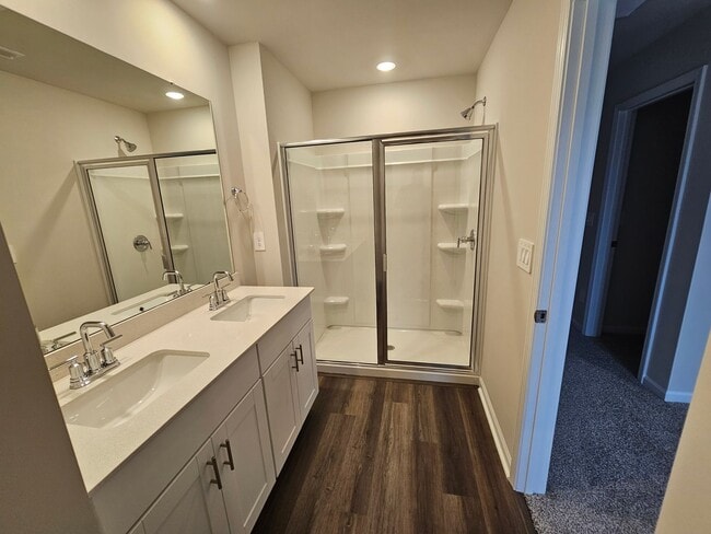 Building Photo - Like-New townhome in Concord