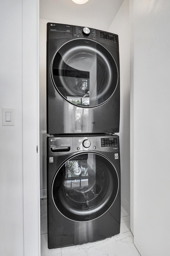 Building Photo - 365 SE 6th Ave