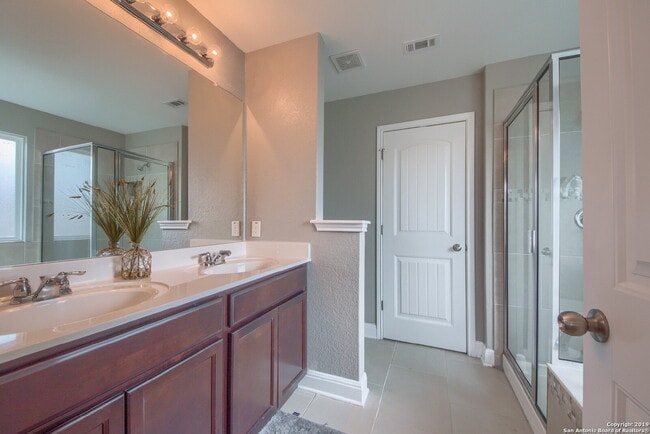 Building Photo - IMMACULATE HOME IN ALAMO RANCH AT 50% OFF THE 1ST MONTH'S RENT!!!