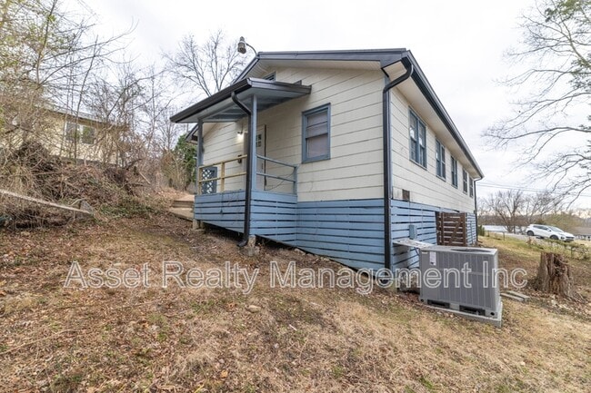Building Photo - 219 Highland Ave