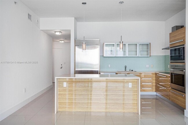 Building Photo - 2020 N Bayshore Dr