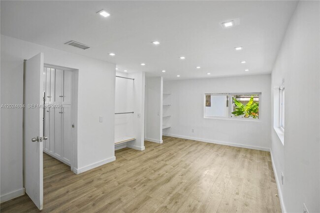 Building Photo - 1081 NE 166th St