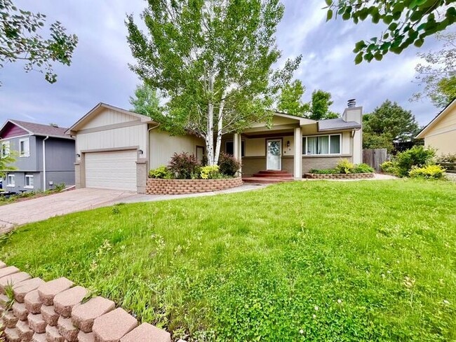 Building Photo - Charming Cottage-Style Ranch with Private ...