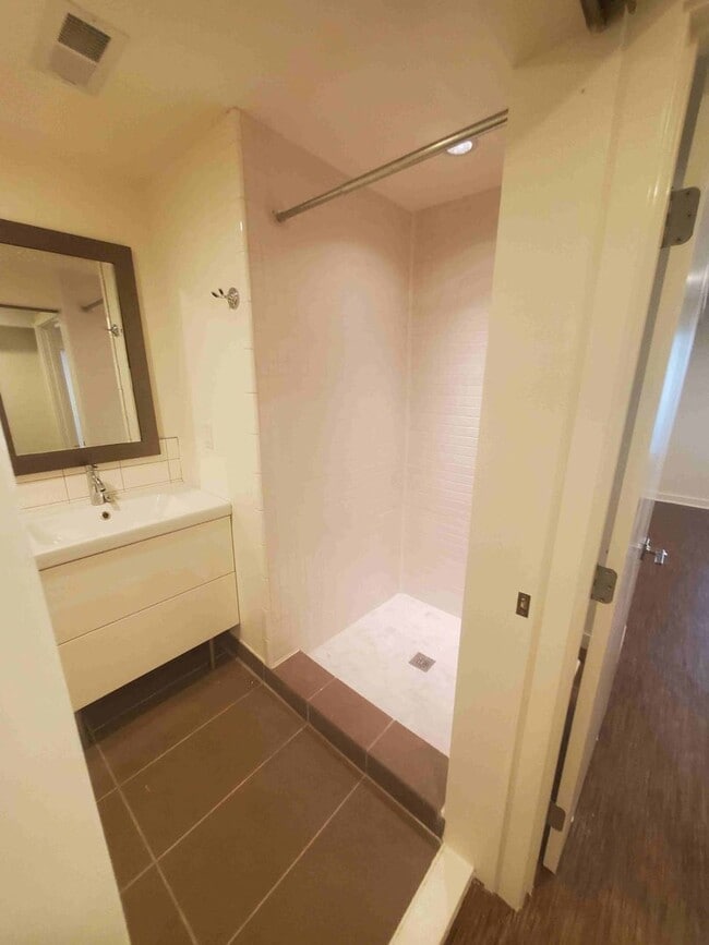 Building Photo - Prime Wallingford location 4 bed, 3 bath w...
