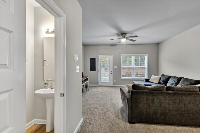 Building Photo - Furnished rental available now!!